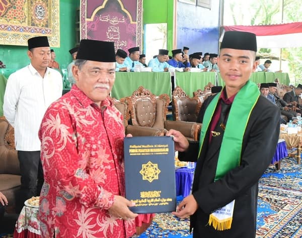 215_santri_ponpes_mawaridussalam_diwisuda