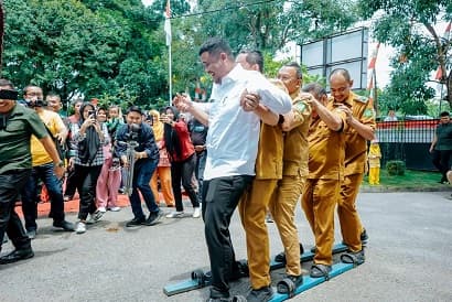 bobby_nasution_bersama_kadisnya_tersungkur