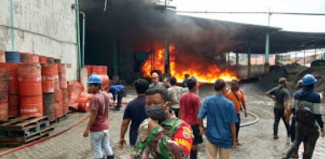 pabrik_sarung_tangan_terbakar