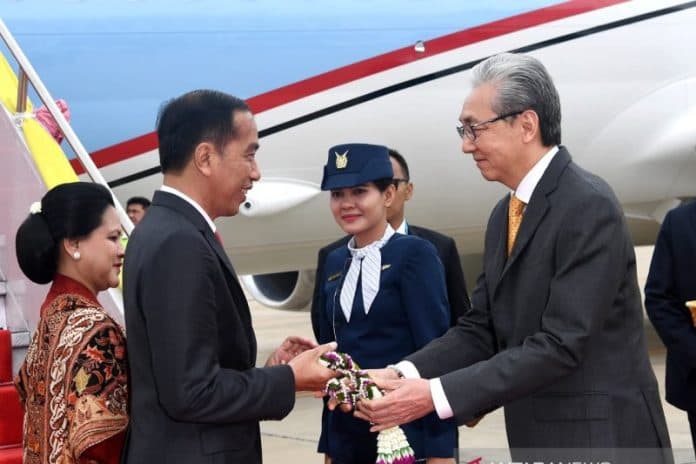 presiden_jokowi_tiba_di_bangkok