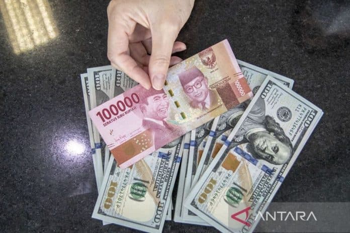 rupiah_turun_ihsg_dibuka_menguat