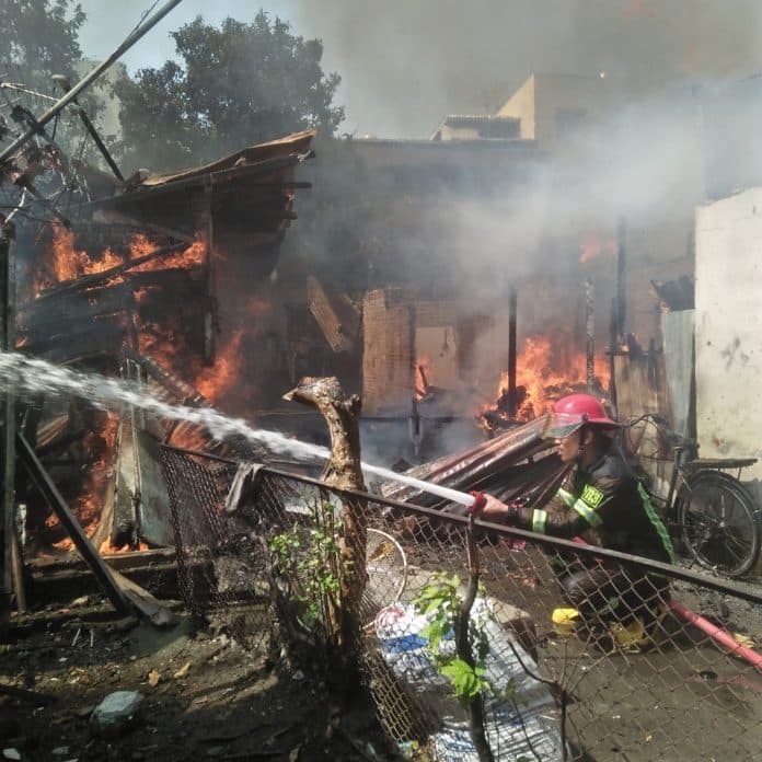 10_rumah_hangus_terbakar_di_medan
