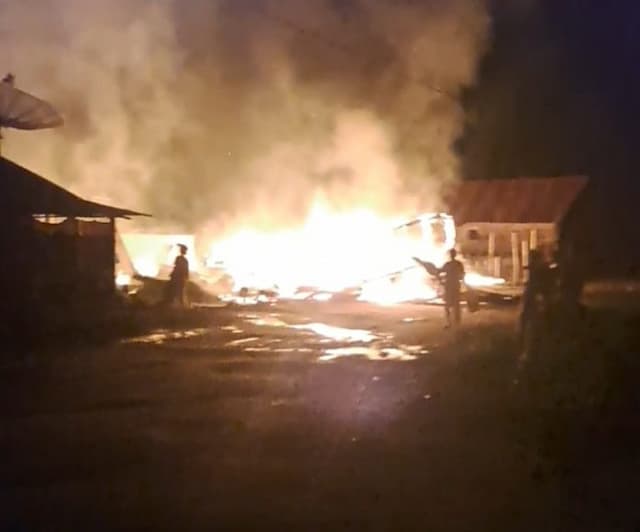 2_rumah_warga_di_sigumpar_toba_terbakar