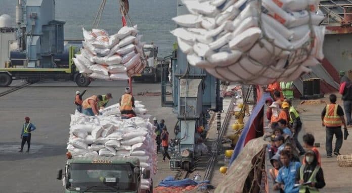 500_ton_beras_impor_tiba_di_indonesia