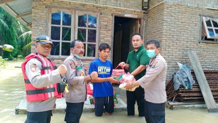 60_kk_warga_terdampak_banjir_diberi_sembako