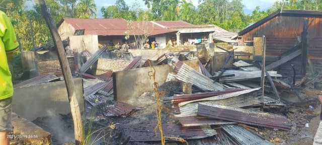 6_rumah_hangus_terbakar_di_dairi