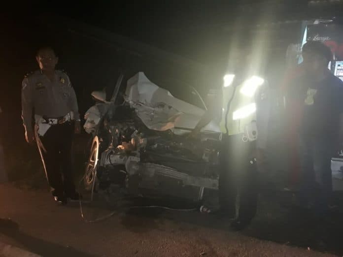 akibat_jalan_rusak_dua_mobil_laga_kambing