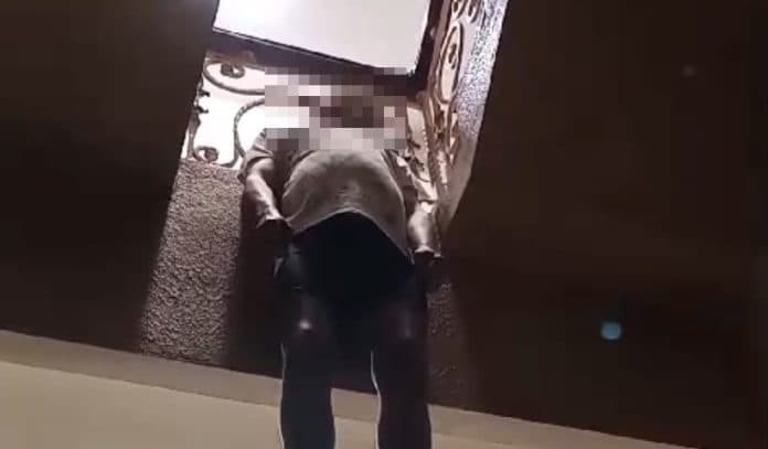 akiong_tewas_gantung_diri_di_tangga
