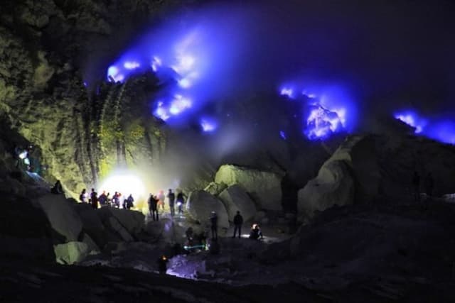 apa_penyebab_fenomena_api_biru_kawah_ijen