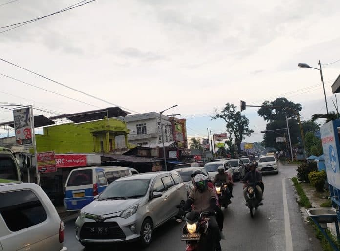 arus_lalu_lintas_di_jalan_parapat_meningkat