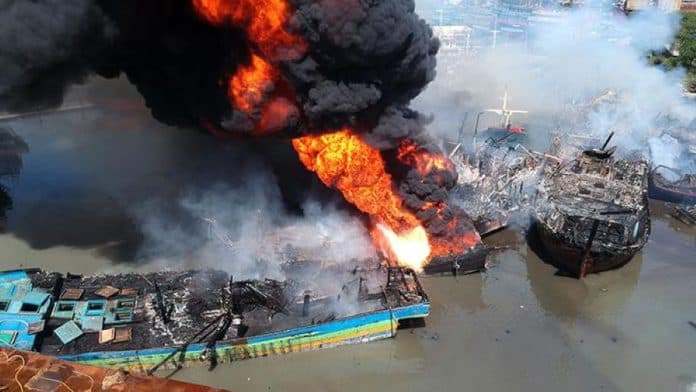 belasan_kapal_terbakar_di_pelabuhan_tegal