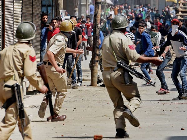 bentrok_di_kashmir_india_6_orang_tewas