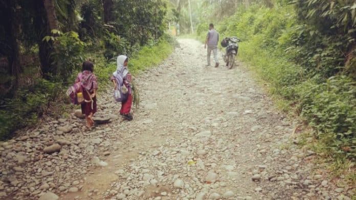 bertahun_jalan_umum_di_sergai_tidak_diaspal