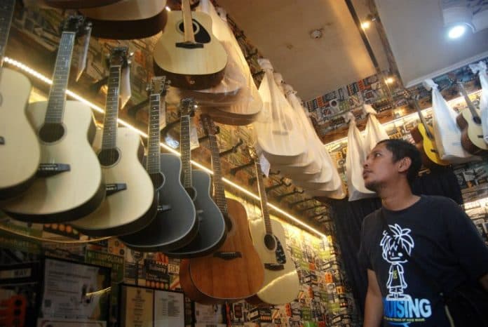 bisnis_jual_gitar_masih_berkibar_di_medan