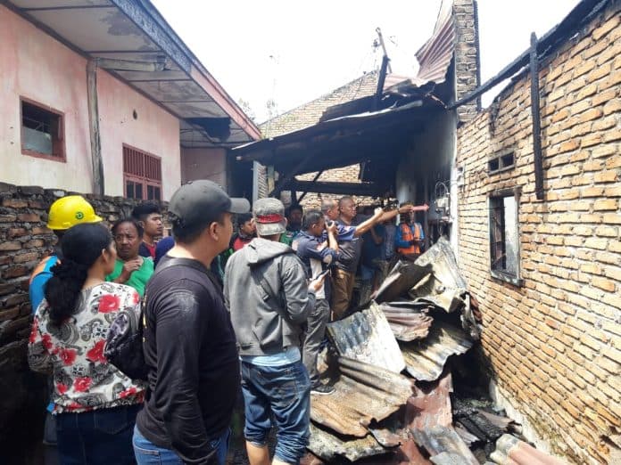 bocah_main_korek_api_dua_rumah_terbakar