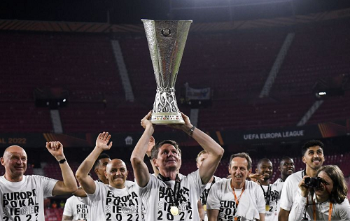 bravo_eintracht_frankfurt_juara_liga_eropa