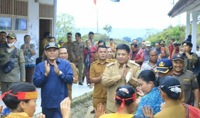bupati_samosir_lanjutkan_program_bunga_desa