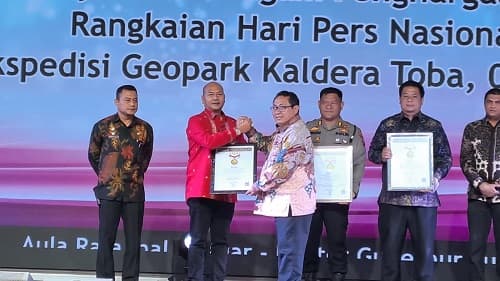 bupati_taput_terima_piagam_penghargaan_smsi