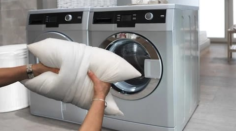 cara_mencuci_bantal_agar_wanginya_segar