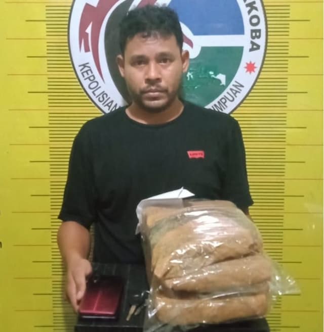 dari_dalam_tas_polisi_amankan_3_ball_ganja