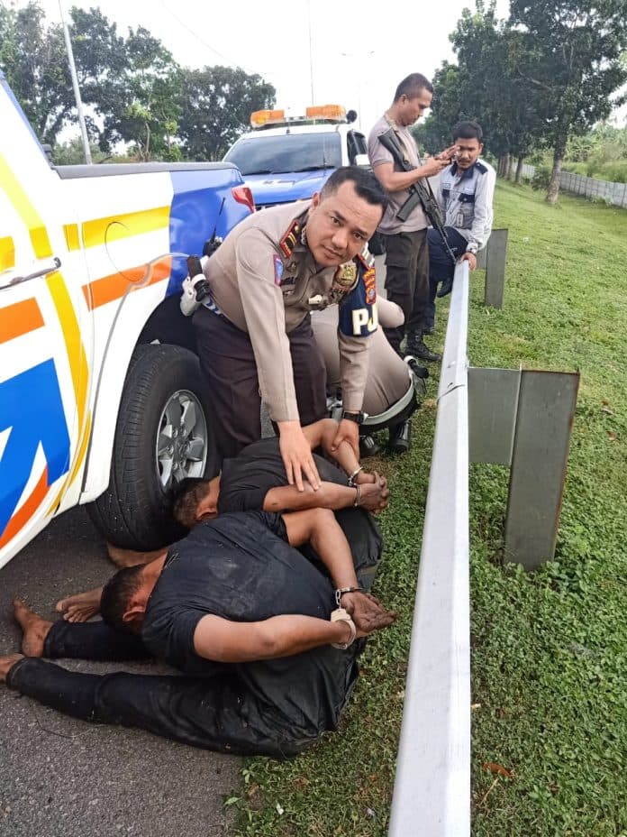 dengar_tembakan_pencuri_brankas_menyerah