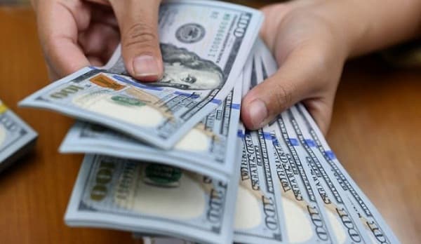 dolar_melemah_namun_berada_di_jalur_terbaik