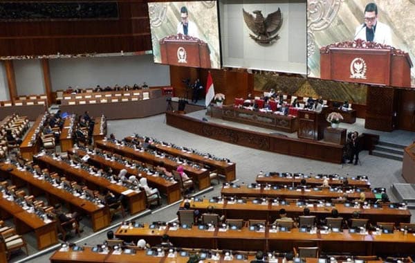 dpr_ri_sahkan_tujuh_nama_hakim_agung