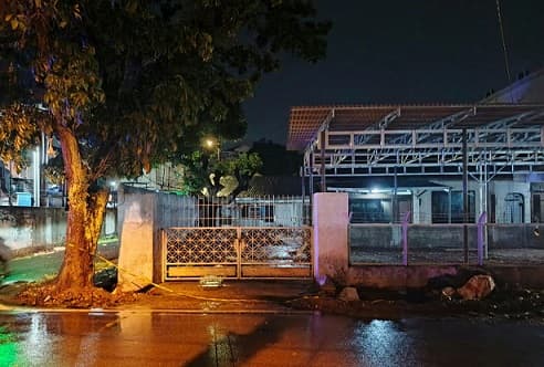 dua_mobil_tertimpa_pohon_akibat_cuaca_buruk