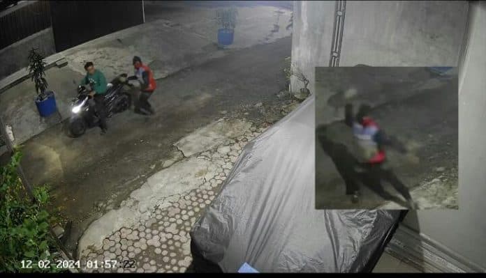 dua_otk_terekam_lempar_kaca_mobil_warga