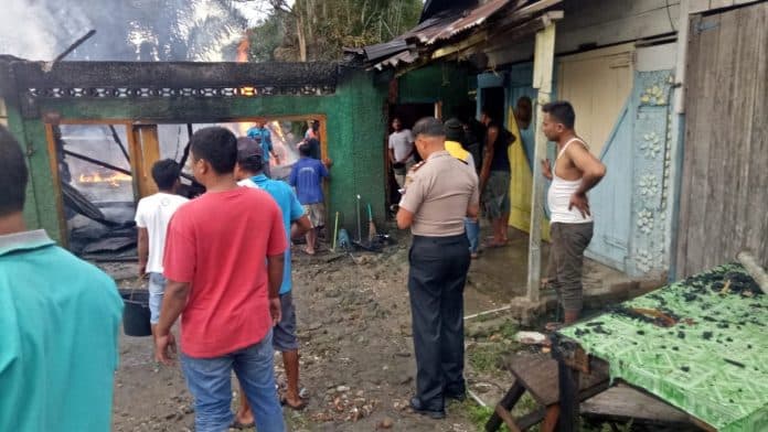 dua_unit_rumah_terbakar_di_dairi