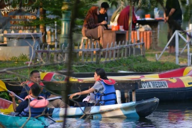 fokus_lensa_berperahu_di_danau_nan_asri