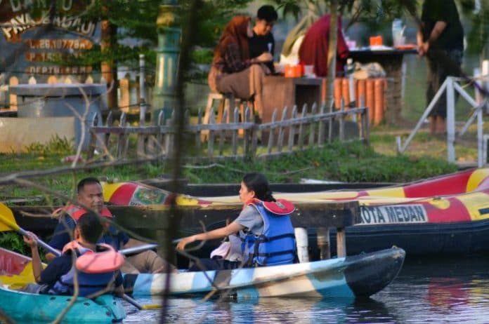 fokus_lensa_berperahu_di_danau_nan_asri