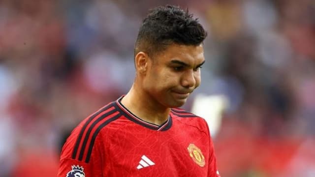 gary_neville_anggap_casemiro_terlalu_lambat