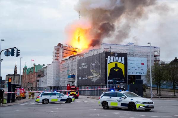 gedung_ikonik_bursa_saham_denmark_terbakar