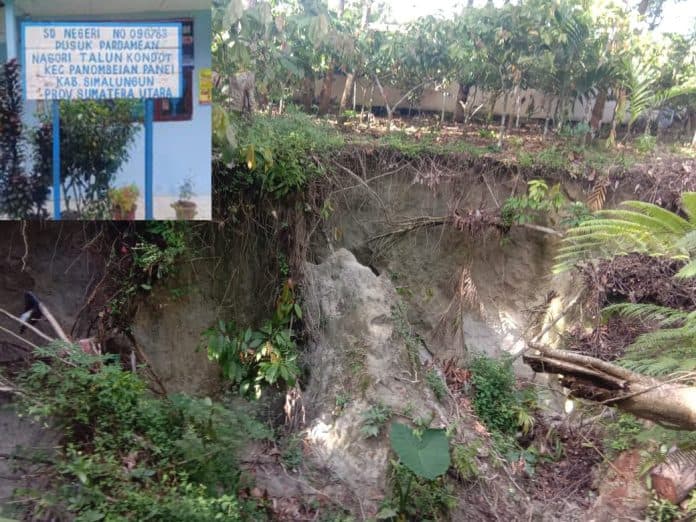 gedung_sdn_pusuk_pardamean_terancam_longsor
