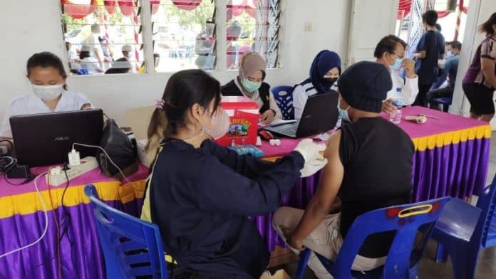 gempur_vaksinasi_di_kantor_camat_tanah_jawa
