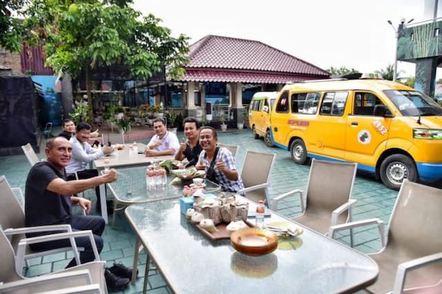 gubsu_edy_ajak_supir_angkot_sarapan_bersama