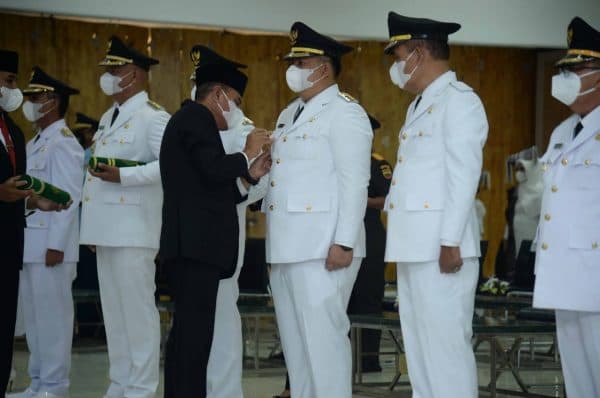 gubsu_lantik_bupati_dan_wabup_samosir