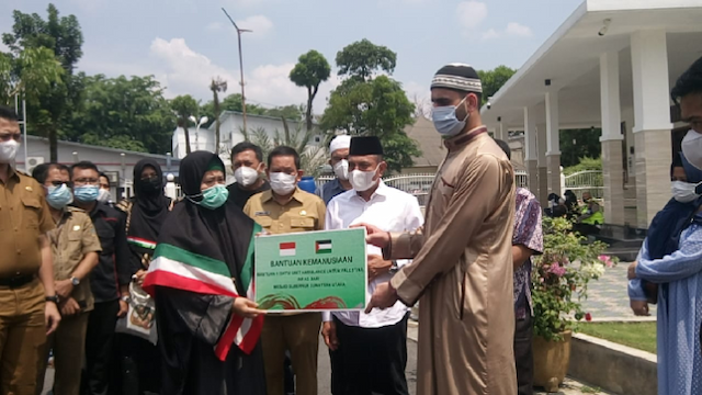 gubsu_serahkan_bantuan_ke_palestina