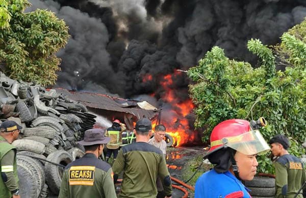 gudang_ban_bekas_di_marelan_terbakar