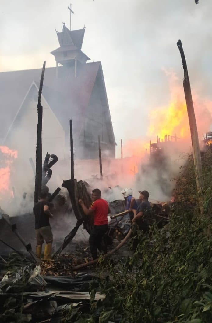 gudang_jeruk_dan_mobil_terbakar_di_karo