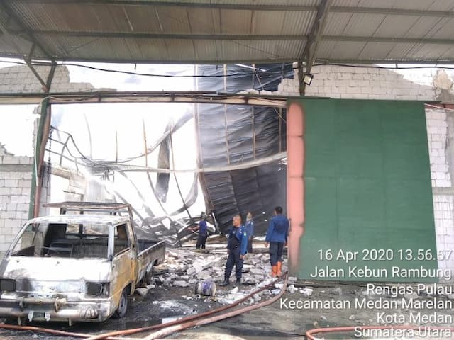 gudang_mebel_di_marelan_terbakar