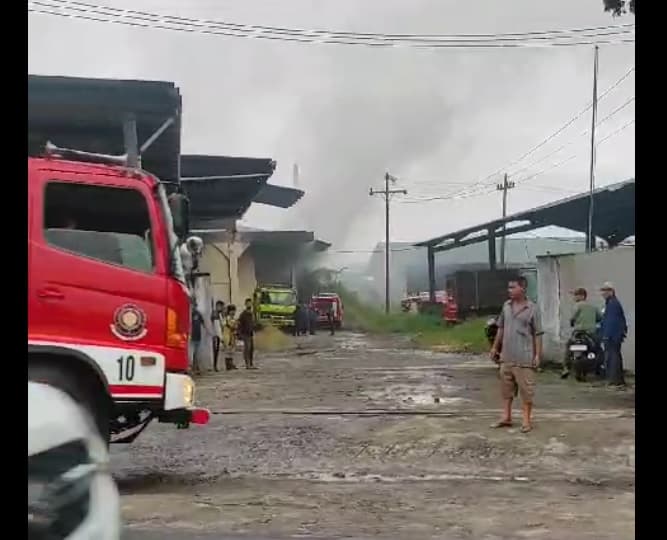 gudang_mebel_kayu_di_jalan_medan_terbakar
