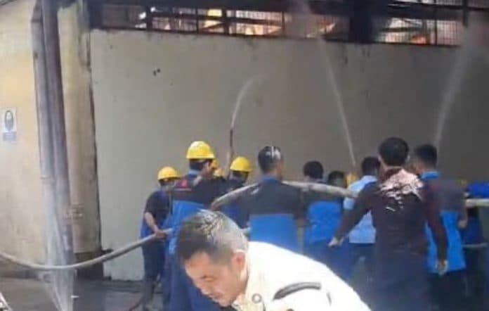 gudang_pt_musim_mas_di_medan_deli_terbakar
