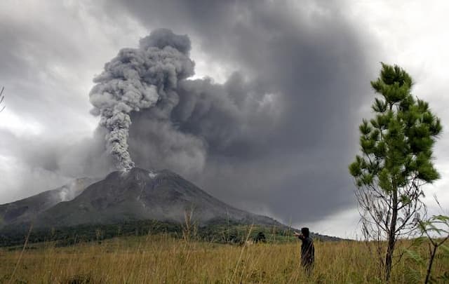 gunung_dukono_kembali_erupsi_pagi_ini