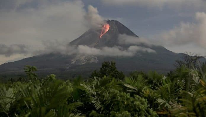 gunung_merapi_keluarkan_guguran_lava_pijar