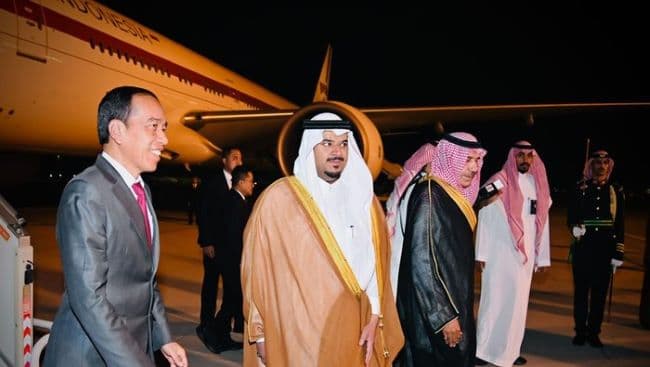 hadiri_ktt_oki_jokowi_tiba_di_riyadh