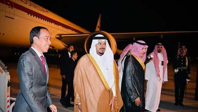 hadiri_ktt_oki_jokowi_tiba_di_riyadh