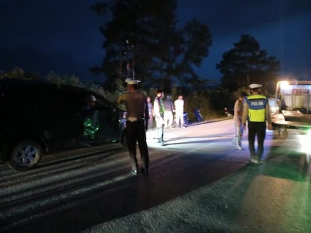 hilang_kendali_avanza_terjun_ke_jurang