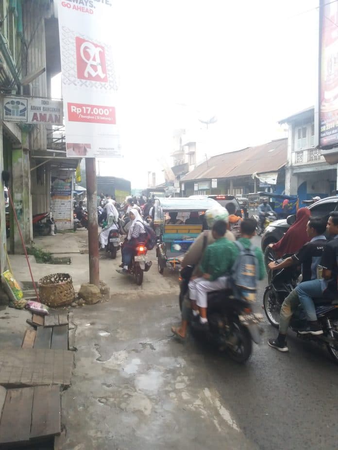 hiruk_pikuk_kota_perdagangan_pagi_hari